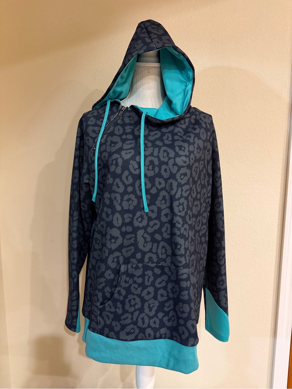NWT CRAZY TRAIN Dark Gray Leopard Print Hooded Pullover with Teal Accents